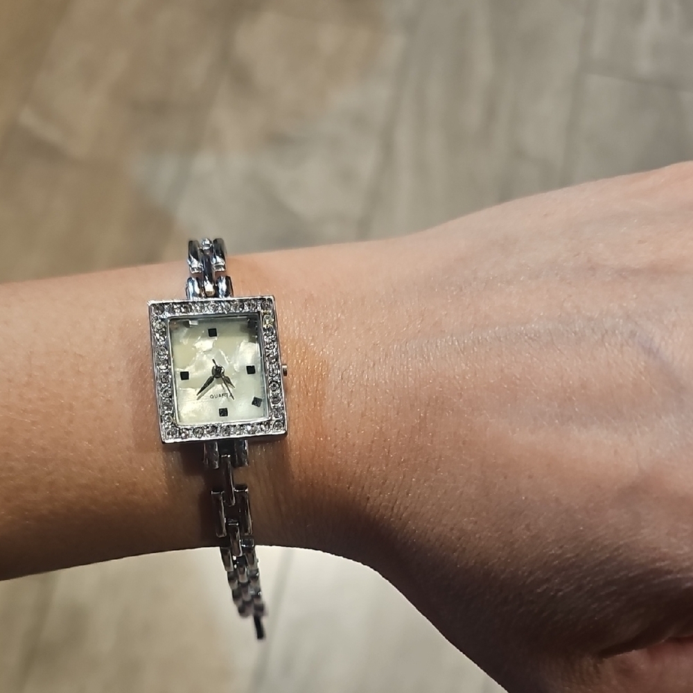 VINTAGE Elegant Silver Women's Watch - Picture 2 of 5